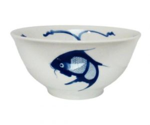 Bílá miska s modrým kaprem – Mistička na čaj zdobená rybkou