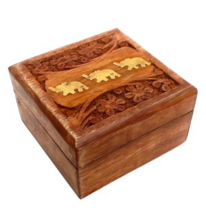 Vyřezávaná krabička – zdobená třemi slony