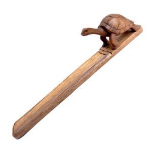 Stojánek na tyčky s želvou – vyřezávaný dřevěný stojánek
