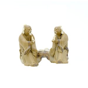 Figurka dva mudrci rozjímající nad knihou – Soška pro čajový obřad