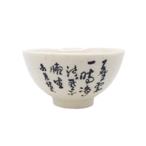 Bílý porcelánový šálek s čínskými znaky – Malá čajová miska